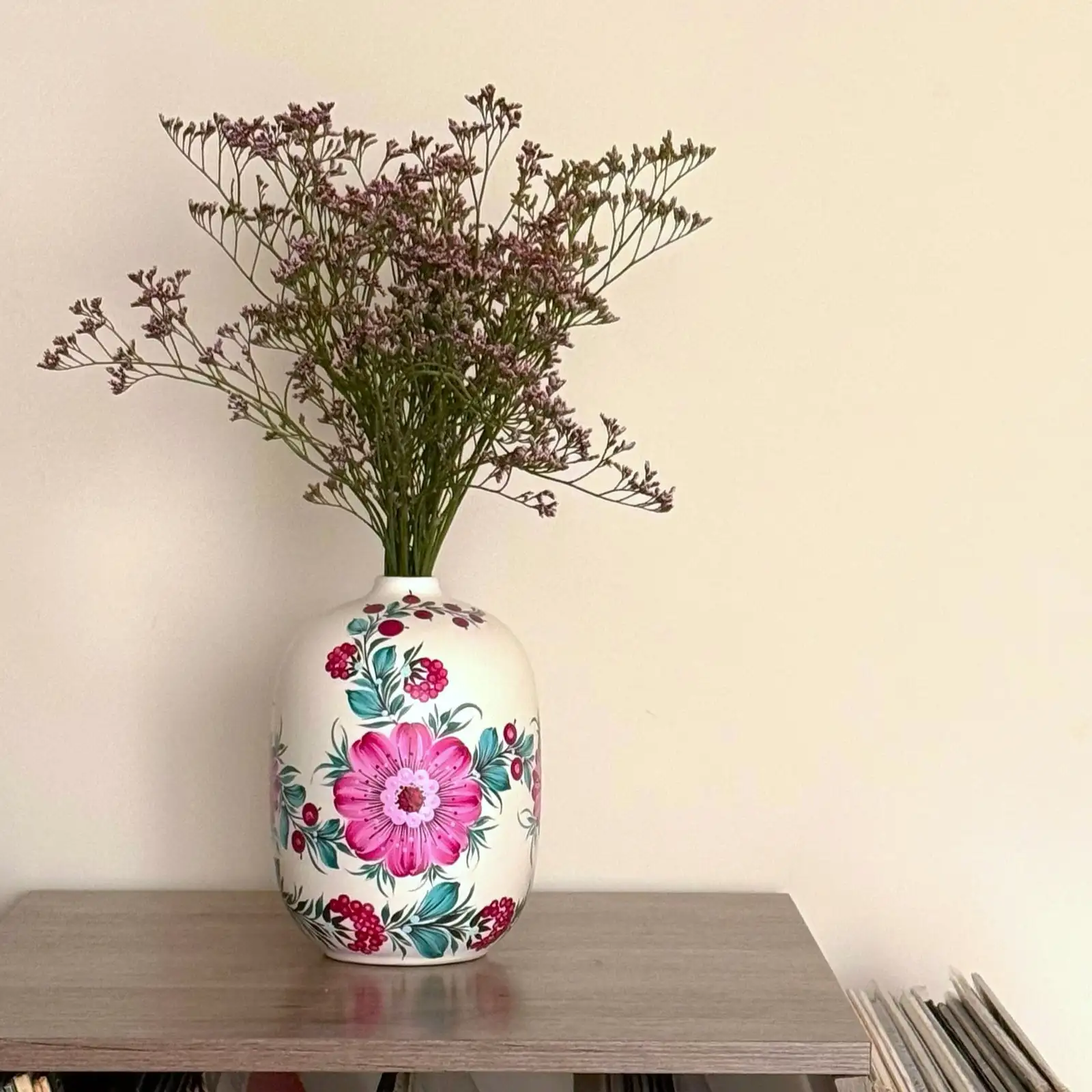 Dyvotsvit ceramic vase, close view