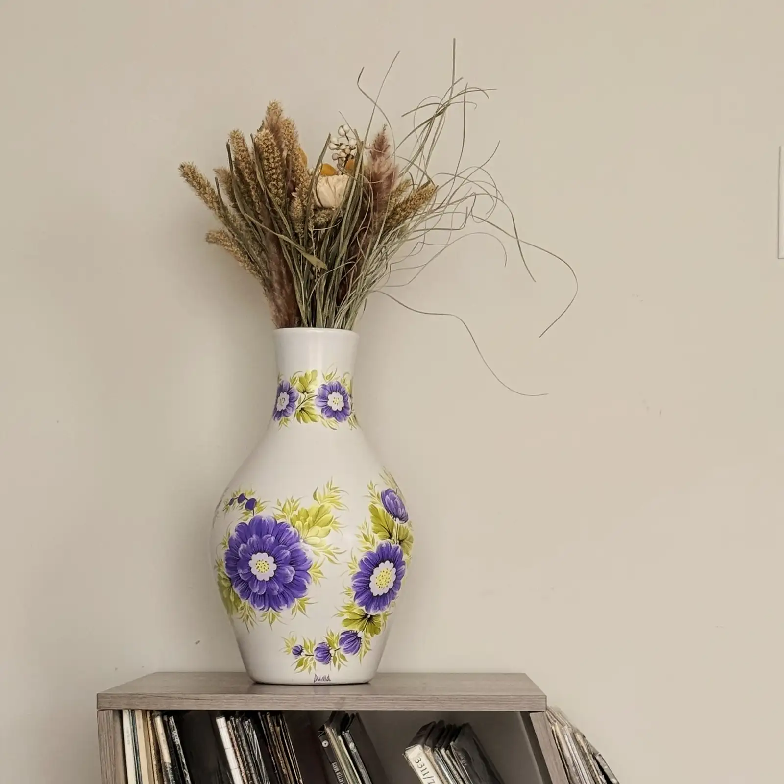 Volia ceramic vase, close view